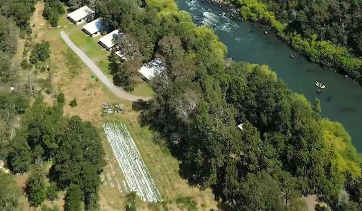 Vista desde un dron del río y el bosque en la zona de Pucón